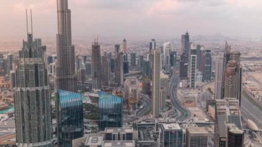 Dubai Downtown silueti fütüristik cityscape birçok gökdelenler ve Burj Khalifa hava timelapse ile.