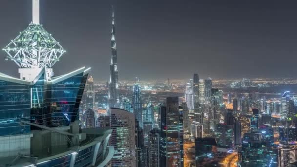 Vista aérea panorámica de las torres de la bahía de negocios en Dubai noche timelapse . — Vídeo de stock