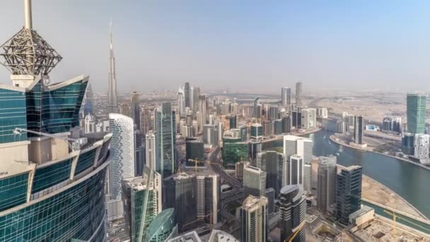 Panoráma légi kilátás az üzleti öböl tornyok Dubai este TimeLapse. — Stock videók