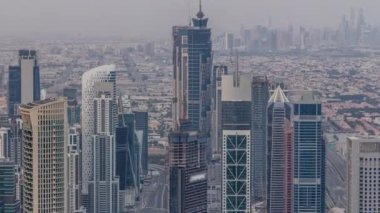 Dubai Downtown silueti fütüristik cityscape birçok gökdelenler ve Burj Khalifa hava timelapse ile.