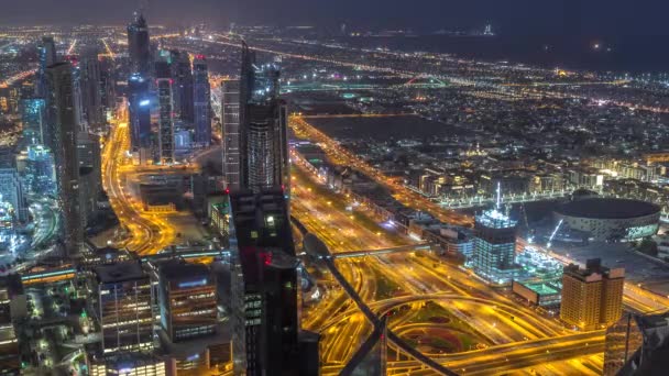 Dubai Centro skyline paisaje urbano futurista con muchos rascacielos y Burj Khalifa antena noche al día timelapse . — Vídeo de stock