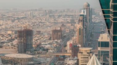 Sheikh Zayed Road ve Difc'nin Dubai, Birleşik Arap Emirlikleri'ndeki hava saati ndeki gökdelenler.