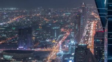Sheikh Zayed Road ve Difc'deki gökdelenler Dubai, Bae'de gece saatlerinde.