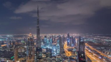 Dubai Downtown silueti fütüristik cityscape birçok gökdelenler ve Burj Khalifa hava gece gündüz timelapse ile.