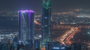 Dubai gece zaman atlamalı iş bölümü kuleleri Panoramik havadan görünümü.