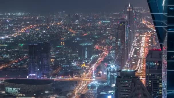 Rascacielos en Sheikh Zayed Road y horario nocturno aéreo DIFC en Dubai, Emiratos Árabes Unidos . — Vídeos de Stock