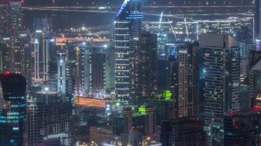 Dubai gece zaman atlamalı iş bölümü kuleleri Panoramik havadan görünümü.