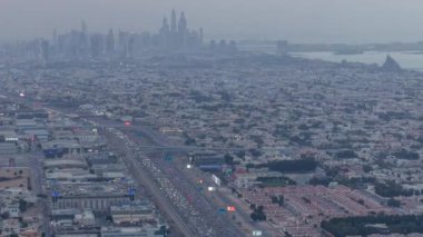 Şeyh Zayed yol ve kavşak gece timelapse, Dubai, Birleşik Arap Emirlikleri gün trafik havadan görünümü