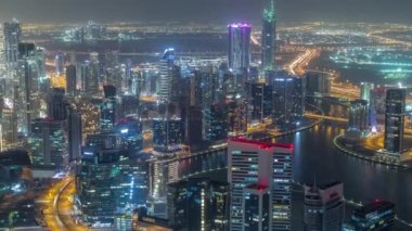 Dubai gece zaman atlamalı iş bölümü kuleleri Panoramik havadan görünümü.