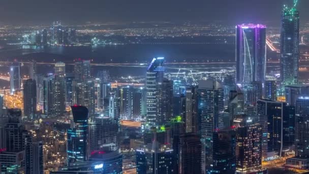 Vista aérea panorámica de las torres de la bahía de negocios en Dubai noche timelapse . — Vídeos de Stock