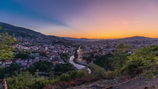 Vista de la ciudad de Sarajevo desde el lugar panorámico más popular en Sarajevo día a noche timelapse . — Vídeos de Stock