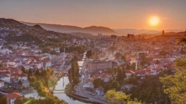 Saraybosna 'nın en popüler panoramik noktasından Saraybosna' ya gün batımı görünümü.