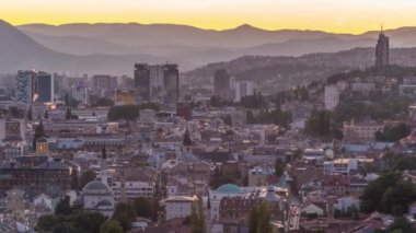 Saraybosna 'nın en popüler panoramik noktasından kent görüşü Saraybosna' nın gündüz ve gece zamanlaması.
