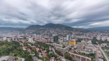Saraybosna 'nın güney kesiminin gündüz ve gece hava görüntüsü.