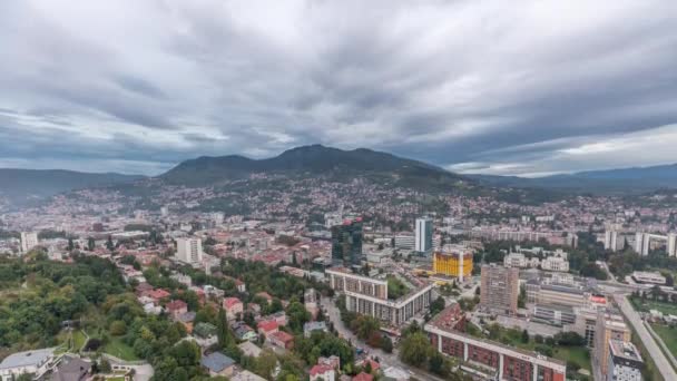 Letecký pohled na jižní část města Sarajeva ze dne na noc. — Stock video