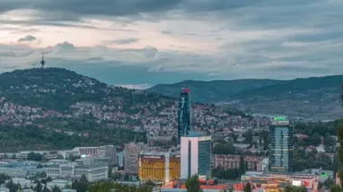 Saraybosna 'da Eski Yahudi mezarlığından gece gündüz panorama