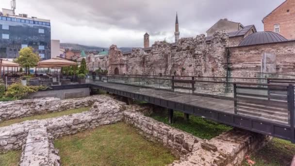 Historyczne Taslihan ruiny timelapse ze starą wieżą strażniczą i minaretem meczetu Gazi Husrev — Wideo stockowe