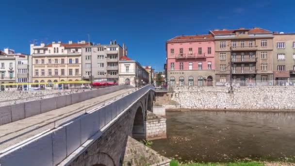 Widok na most łaciński timelapse hyperlapse, jeden z najstarszych mostów Bośni i Hercegowiny — Wideo stockowe