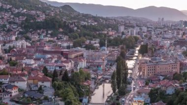 Saraybosna 'nın en popüler panoramik noktasından kent görüşü Saraybosna' nın gündüz ve gece zamanlaması.