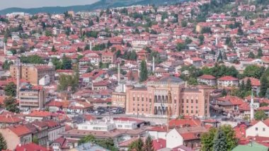 Saraybosna 'nın eski şehir merkezindeki belediye binasında manzara, Bosna-Hersek ve Avrupa' nın başkentinde bir dönüm noktası