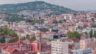 Saraybosna 'nın eski şehir çatıları ve tepelerdeki evler, Saraybosna ve Bosna-Hersek' in hava manzarası