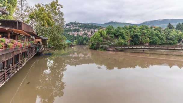 Nublada mañana de otoño en el timelapse del río Miljacka en Sarajevo, Bosnia y Herzegovina — Vídeos de Stock