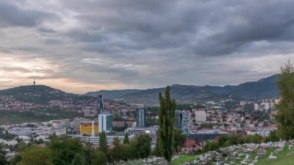 Панорама города от старого еврейского кладбища день и ночь в Сараево — стоковое видео