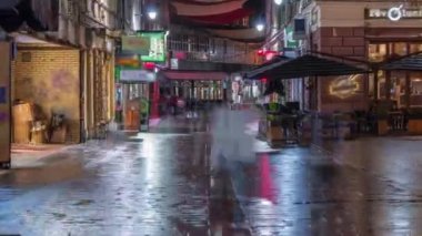 Ferhadija yaya sokağı gece vakti insanlarla dolup taşıyor.