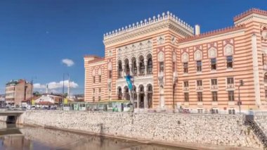 Saraybosna 'nın eski şehir merkezindeki belediye binasına bakan manzara, Bosna-Hersek ve Avrupa' nın başkentinin simgesi