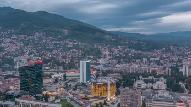 Vue aérienne de la partie sud de la ville de Sarajevo, de jour comme de nuit. — Video