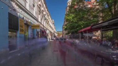Ferhadiye yayası caddesinde insanların aşırı hıza ulaşması ile dolup taşar.