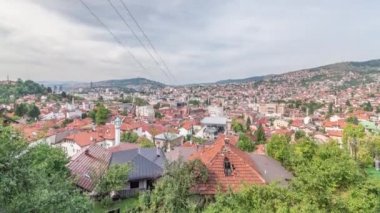 Saraybosna istasyonundan dağlara hareket eden teleferikli şehir panoraması, Bosna-Hersek