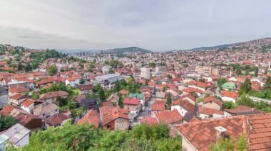 Saraybosna istasyonundan dağlara hareket eden teleferikli şehir panoraması, Bosna-Hersek