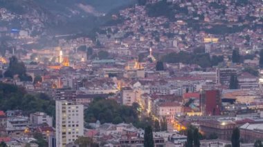 Saraybosna 'nın tarihi kısmının havadan görünüşü günden geceye zamanlaması.