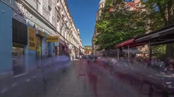 Прогулка по Ferhadija пешеходной улице, переполненной людьми Timelapse гиперлапс — стоковое видео