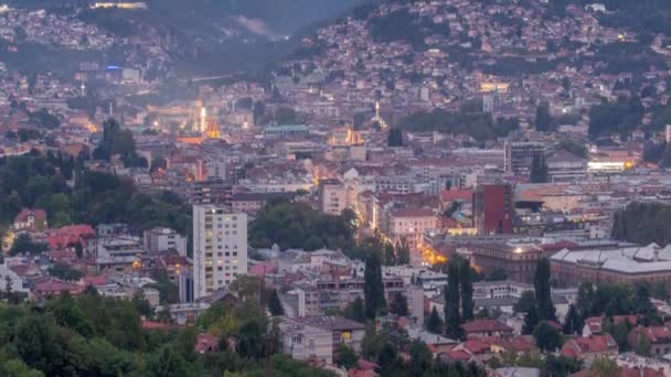 Luchtfoto van het historische deel van Sarajevo van dag tot nacht timelapse. — Stockvideo