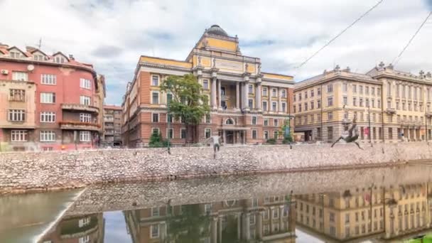 Het Rectoraat en Law School gebouw in Sarajevo timelapse hyperlapse — Stockvideo