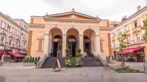 Bau des Zeitraffer-Hyperlapses Gradska Trznica Markale, des städtischen Marktes für gesunde Lebensmittel — Stockvideo