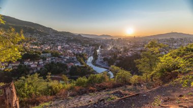 Saraybosna 'nın en popüler panoramik noktasından Saraybosna' ya gün batımı görünümü.