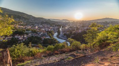 Saraybosna 'nın en popüler panoramik noktasından Saraybosna' ya gün batımı görünümü.