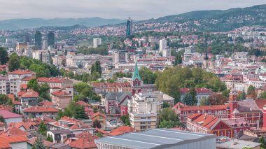 Saraybosna istasyonundan dağlara hareket eden teleferikli şehir panoraması, Bosna-Hersek
