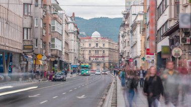 Sokaktaki ebedi alev İkinci Dünya Savaşı 'nın askeri ve sivil kurbanları için bir anıt..