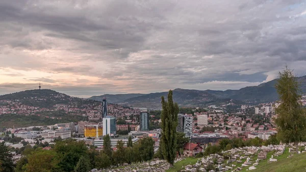 Stadtpanorama vom Alten Jüdischen Friedhof in Sarajevo bei Tag und Nacht — Stockfoto