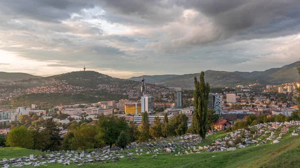 Stadtpanorama vom Alten Jüdischen Friedhof in Sarajevo bei Tag und Nacht — Stockfoto