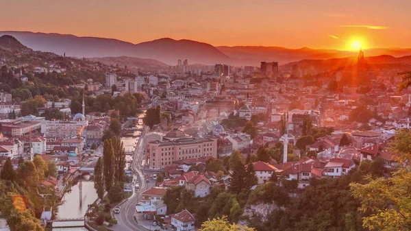Sonnenuntergang von Sarajevo vom beliebtesten Aussichtspunkt in Sarajevo im Zeitraffer. — Stockfoto
