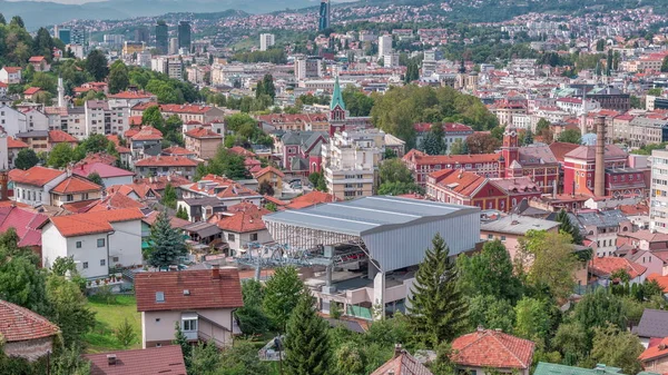 Panorama miasta z kolejką linową poruszającą się w górę i w dół ze stacji Sarajewo do gór, Bośnia i Hercegowina — Zdjęcie stockowe