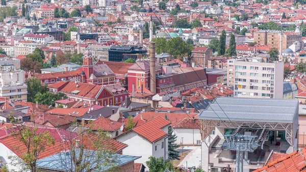 Panorama da cidade com teleférico subindo e descendo da estação de Sarajevo para as montanhas, Bósnia e Herzegovina — Fotografia de Stock