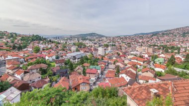 Saraybosna istasyonundan dağlara hareket eden teleferikli şehir panoraması, Bosna-Hersek