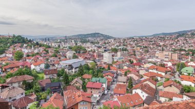 Saraybosna istasyonundan dağlara hareket eden teleferikli şehir panoraması, Bosna-Hersek