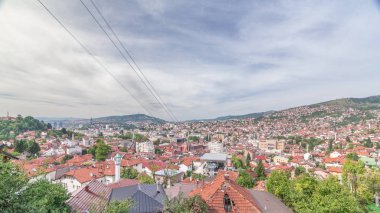 Saraybosna istasyonundan dağlara hareket eden teleferikli şehir panoraması, Bosna-Hersek